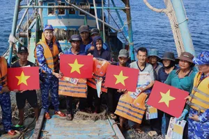 Cảnh sát biển trao tặng cờ Tổ Quốc, áo phao, nhu yếu phẩm để ngư dân yên tâm vươn khơi bám biển