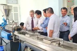 Các đại biểu tham quan không gian tái chế nhựa thuộc dự án Net-works của Trường Đại học Kiên Giang. Ảnh: NAM KHÔI