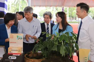 Các đại biểu tham quan gian hàng về sản phẩm khởi nghiệp. Ảnh: XUÂN QUỲNH