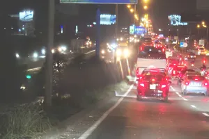 Sửa chữa mặt cầu Cần Thơ gây kẹt xe kéo dài