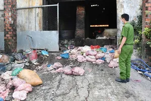 Hiện trường cơ sở chế biến mỡ động vật trái phép khi công an kiểm tra. Ảnh: CACC