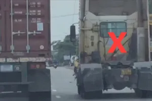 Tài xế liên tục chuyển làn trên quốc lộ 1A 