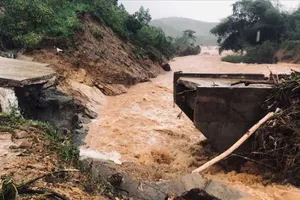 Cầu Nước Bao bị gãy đôi, cô lập hơn 280 hộ dân miền núi Quảng Ngãi