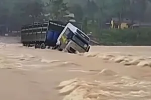 Xe đầu kéo bị lũ đẩy trôi xuống vực sâu khi qua tràn