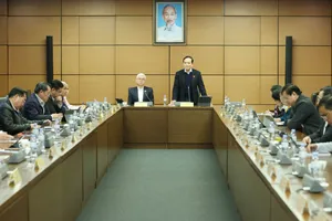 Đoàn ĐBQH TPHCM thảo luận tại tổ sáng 19-11. Ảnh: QUANG PHÚC