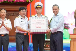 Tổng Bí thư Tô Lâm tặng quà cho cán bộ, chiến sĩ Vùng 5 Hải quân