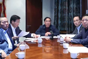 Từ Nam Phi, Thủ tướng Phạm Minh Chính họp khẩn trực tuyến với các bộ, ngành, cơ quan, địa phương về tình hình mưa lũ và tiếp tục ứng phó, khắc phục hậu quả thiên tai