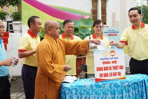 Phường Thủ Đức trao 1 tỷ đồng ủng hộ đồng bào miền Trung 