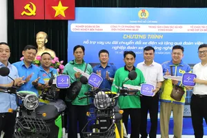Các tài xế xe ôm công nghệ được Quỹ CEP chi nhánh Bến Nghé cho vay ưu đãi để chuyển đổi phương tiện sang xe điện