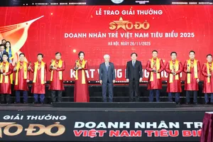 Phó Chủ tịch Thường trực Quốc hội Đỗ Văn Chiến trao Giải thưởng Sao Đỏ cho 10 doanh nhân trẻ tiêu biểu nhất năm 2025