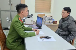 Công an làm việc với Trương Văn Bạch. Ảnh: Công an Hà Tĩnh 