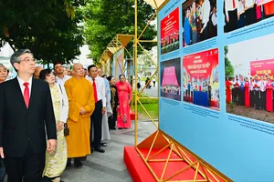 Phó Bí thư Thành ủy, Chủ tịch Ủy ban MTTQ Việt Nam TPHCM Nguyễn Phước Lộc cùng đoàn đại biểu xem triển lãm ảnh “MTTQ Việt Nam - Phát huy sức mạnh đại đoàn kết” tại Công viên Lam Sơn (phường Sài Gòn, TPHCM). Ảnh: VIỆT DŨNG