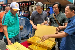 Công chúng tìm hiểu bộ lịch “Việt Nam: Độc lập - Thống nhất - Đổi mới - Phát triển” tại Đường sách TPHCM. Ảnh: HỒ SƠN