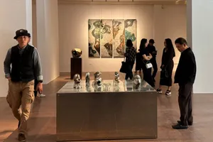 Khách tham quan triển lãm