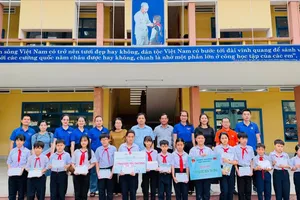 Đoàn thanh niên Vietsovpetro tặng quà cho các em học sinh tiểu học tại Gia Lai