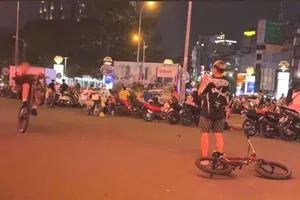 Xử lý hai thanh niên điều khiển xe đạp bằng một bánh