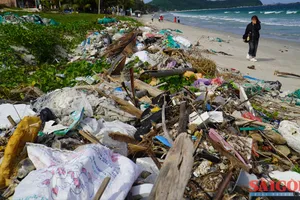 Rác, nước bẩn "tấn công" biển Ninh Hòa
