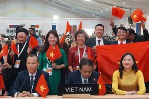 Thứ trưởng Bộ VH-TT-DL Hoàng Đạo Cương (hàng đầu, thứ 2 từ phải qua) phát biểu khi nghề làm tranh dân gian Đông Hồ được ghi danh