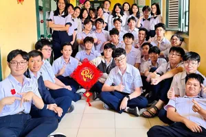 Học sinh lớp 11CA2, Trường THPT chuyên Trần Đại Nghĩa trang trí hành lang lớp học đón xuân