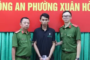 TPHCM: Bắt đối tượng giật điện thoại của người đi đường