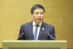 Bộ trưởng Bộ Tài chính Nguyễn Văn Thắng báo cáo về việc tiếp thu, chỉnh lý dự thảo nghị quyết. Ảnh: QUANG PHÚC 