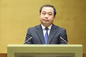 Bộ trưởng Bộ NN-MT Trần Đức Thắng báo cáo về việc tiếp thu, chỉnh lý dự thảo nghị quyết. Ảnh: QUANG PHÚC 