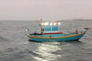 Phát hiện ngư dân tử vong trên xuồng trôi tự do ngoài biển