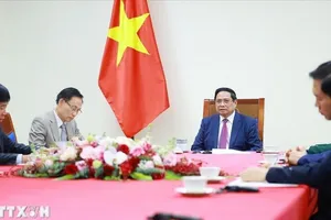 Thủ tướng Phạm Minh Chính điện đàm với Thủ tướng Malaysia Anwar Ibrahim. (Ảnh: Dương Giang/TTXVN)