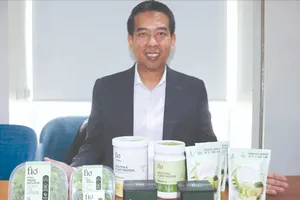 Metha Meetam, đồng sáng lập kiêm Giám đốc công nghệ, giới thiệu các sản phẩm do Công ty khởi nghiệp Advanced Greenfarm sản xuất. Ảnh: NIKKEI ASIA