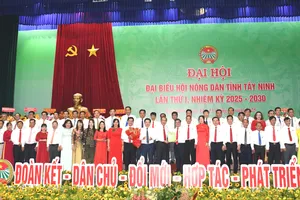 Lãnh đạo Trung ương Hội Nông dân Việt Nam, lãnh đạo tỉnh Tây Ninh trao quyết định và hoa chúc mừng Ban Chấp hành Hội Nông dân tỉnh