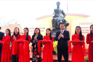 Các đại biểu thực hiện nghi thức khai mạc trưng bày chuyên đề