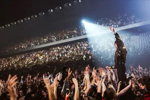 Một màn biểu diễn của Justice tại Accor Arena ở Paris. Ảnh: SKIDDLE