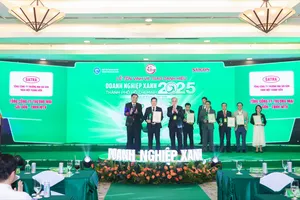 Ông Lâm Quốc Thanh, Tổng Giám đốc SATRA nhận chứng nhận Danh hiệu Doanh nghiệp Xanh năm 2025 do UBND TPHCM trao tặng. Ảnh: HOÀNG HÙNG