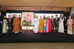 Bức tranh hoa sen vẽ bởi 54 học sinh từ 54 dân tộc nhận kỷ lục Việt Nam