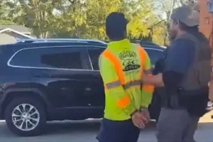 Lực lượng chức năng Mỹ bắt giữ một người nhập cư tại Chicago. Ảnh: X