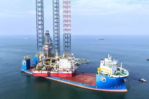 Giàn khoan PV DRILLING IX trên tàu vận chuyển chuyên dụng về đến phường Vũng Tàu, TPHCM sáng 25-12-2025