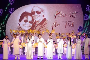 Các ca sĩ biểu diễn ca khúc "Khúc hát ân tình" (Đoản khúc Lam Giang) tại chương trình. Ảnh: THÚY BÌNH