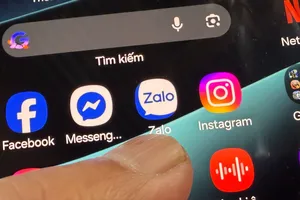 Zalo đã trở thành ứng dụng quen thuộc với người dùng di động Việt Nam nhưng đang gây làn sóng tranh cãi về quyền bảo mật thông tin cá nhân.