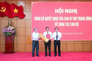 Lãnh đạo Ủy ban Kiểm tra Trung ương và Tỉnh ủy tỉnh Tây Ninh trao quyết định, tặng hoa chúc mừng đồng chí Bùi Văn Nở