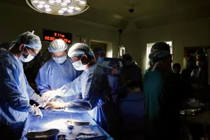 Các bác sĩ thực hiện can thiệp thông tim bào thai 