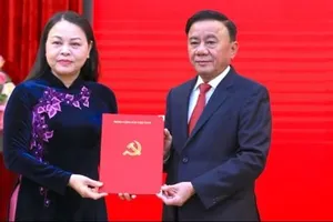 Đồng chí Trần Cẩm Tú, Thường trực Ban Bí thư trao Quyết định của Bộ Chính trị cho đồng chí Nguyễn Thị Thu Hà