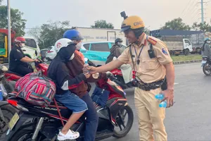 Hơn 5.000 chai nước suối tiếp sức người dân về quê nghỉ lễ