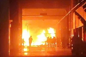 Cháy showroom ô tô ở xã Xuân Thới Sơn