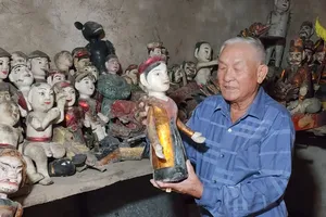 Nghệ nhân làng rối nước Nam Chấn (Ninh Bình)