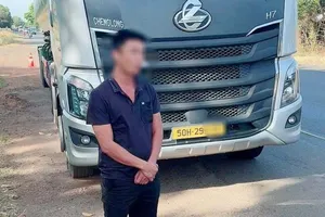 Tài xế xe đầu kéo trên quốc lộ 14 bị phát hiện dương tính với ma túy. Ảnh: CATĐN