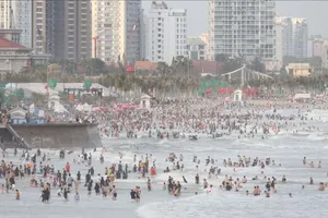 Khoảng 110.000 lượt khách đến phường Vũng Tàu du lịch trong 4 ngày nghỉ Tết Dương lịch 2026. Ảnh: Q.V