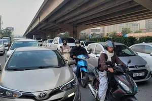 Hà Nội: Nhiều tuyến đường ùn tắc, bến xe đông đúc