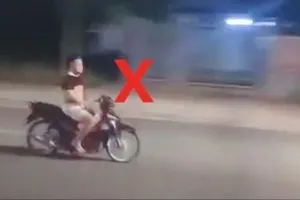 Thanh niên không đội mũ bảo hiểm, buông 2 tay khi chạy xe máy vừa bị CSGT Đồng Nai lập biên bản xử phạt. Ảnh: CATĐN