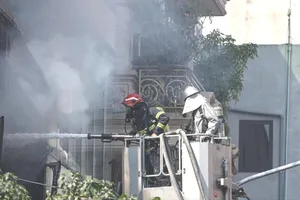 Lực lượng chức năng có mặt tại hiện trường. Ảnh: TIẾN CƯỜNG