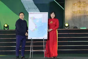 Đồng chí Bùi Thị Hồng Sương, Phó Tổng Biên tập Báo Sài Gòn Giải Phóng trao tặng tỉnh Cao Bằng 50 Bản đồ đơn vị hành chính cấp tỉnh Việt Nam khổ lớn và 56 bản đồ tỉnh Cao Bằng. Đồng chí Lê Hải Hòa, Phó Bí thư Tỉnh ủy tỉnh Cao Bằng, Chủ tịch UBND tỉnh Cao Bằng tiếp nhận quà tặng từ Báo SGGP. Ảnh: QUANG PHÚC